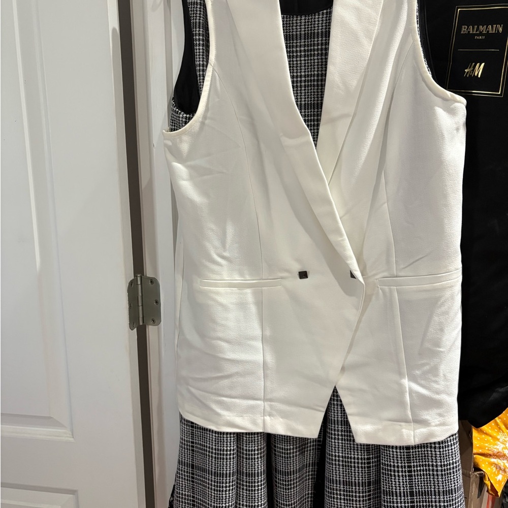 Roz & Ali Black and White Dress along with Dress Barn Chic sleeveless Blazer